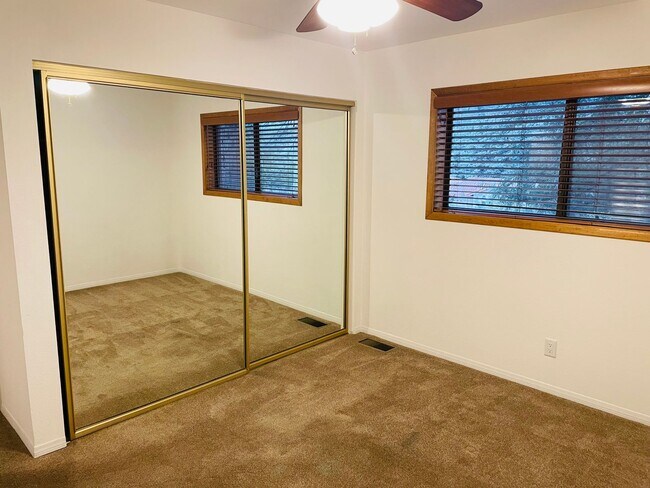 Building Photo - Village of Oak Creek