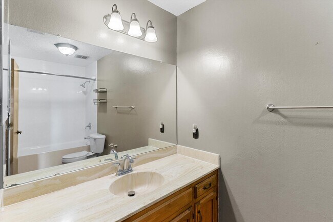 Building Photo - 5400 Dee Dr NE