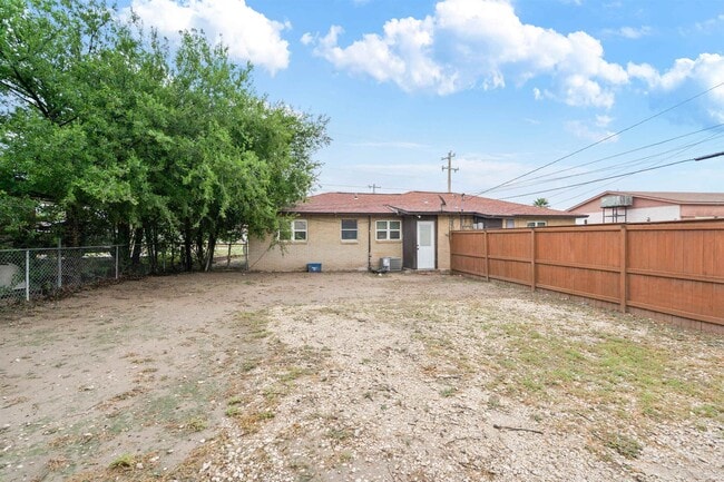 Building Photo - 1104 N Bedell Ave