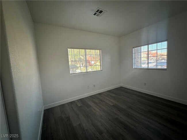 Building Photo - 4730 E Craig Rd