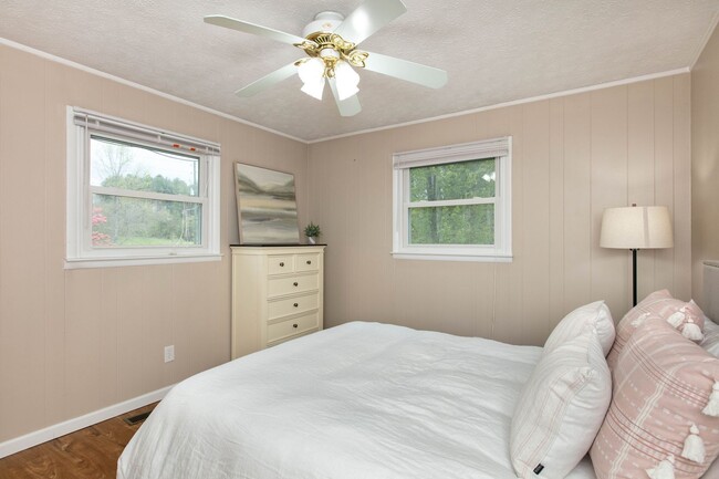 Building Photo - 3BR/2BA Home with Detached Garage – Fletch...