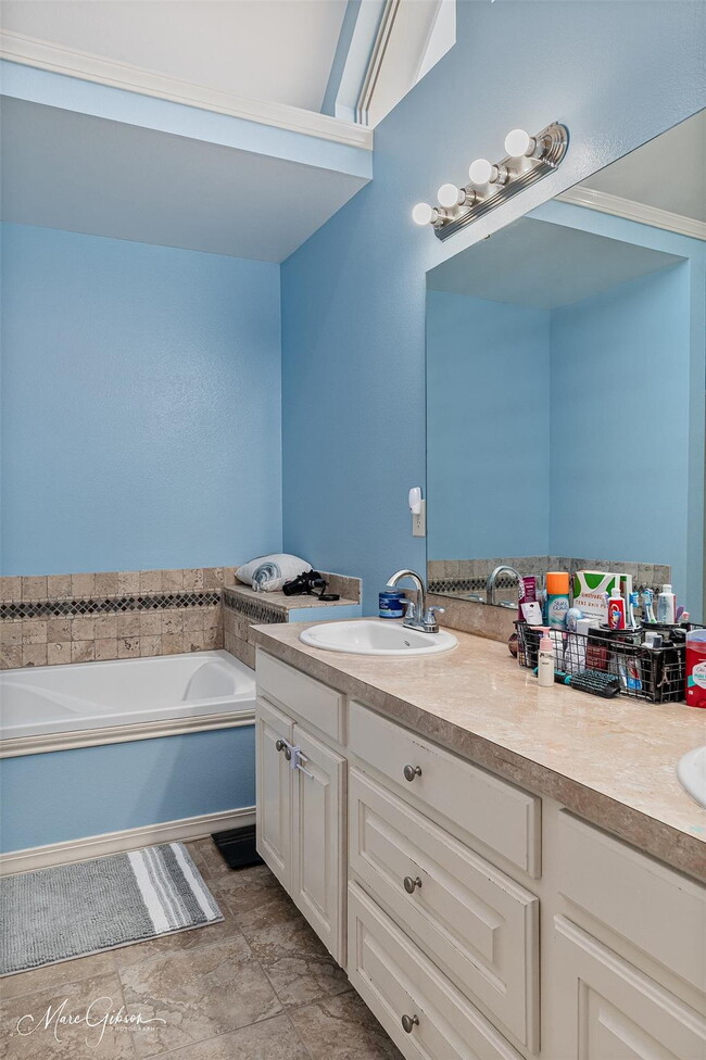 Building Photo - 615 Alex Way