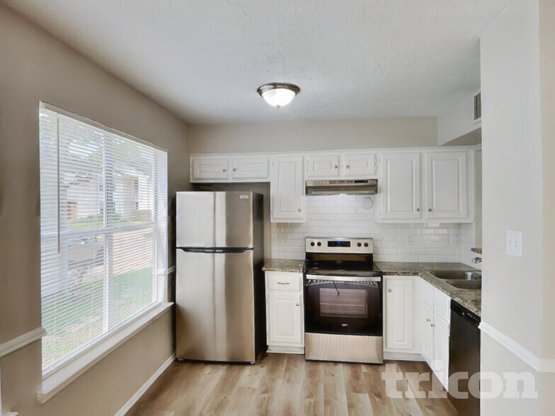 Building Photo - 8522 Lake Crystal Dr