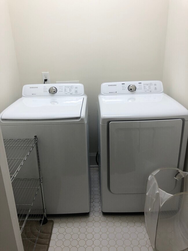 Building Photo - 1011 Everett Pl