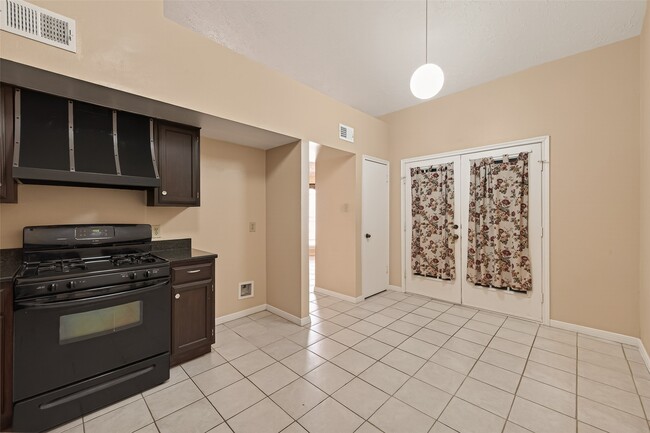 Building Photo - 11866 Plumbrook Dr