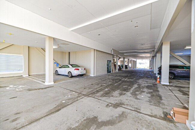 Building Photo - Gorgeous 2 bedroom very spacious condo at the Riviera
