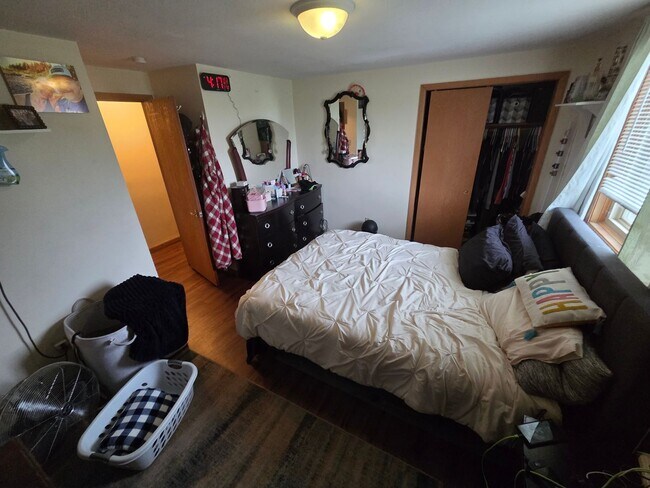 Building Photo - Available August! - 2 Bed 1 Bath Apartment