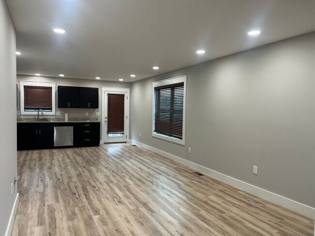 Building Photo - Beautiful home 3 minutes from ETSU!