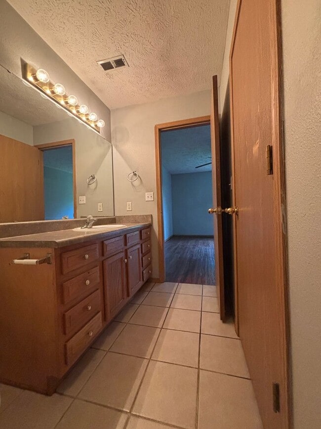Building Photo - Recently remodeled 3 bedroom 2 full bathro...