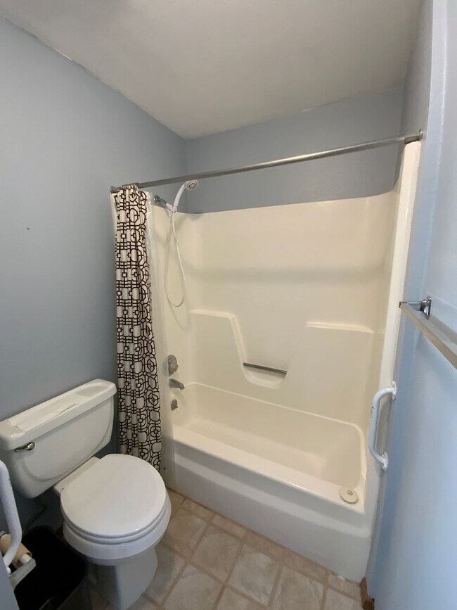 Building Photo - 3 Bedroom Single Story Home Available Near...