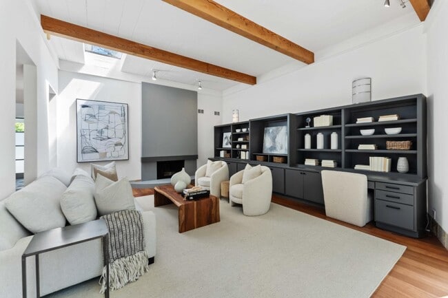 Building Photo - 705 Evergreen St