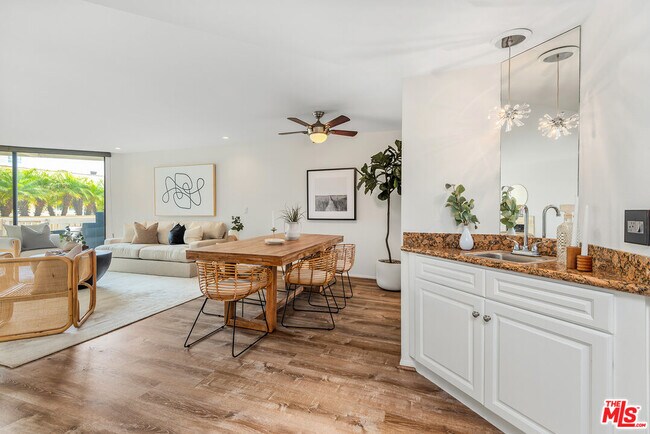 Building Photo - 7301 Vista Del Mar