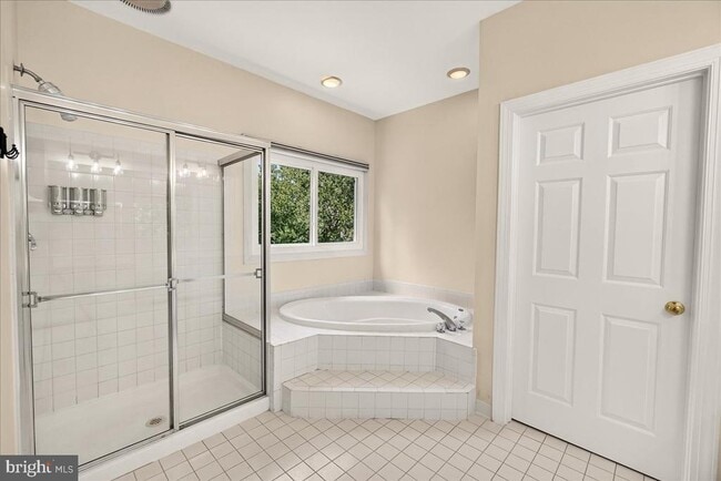 Building Photo - 6430 Bellevue Pl