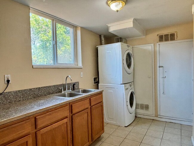 Building Photo - Spacious 4-Bedroom, 2-Bathroom Home with R...