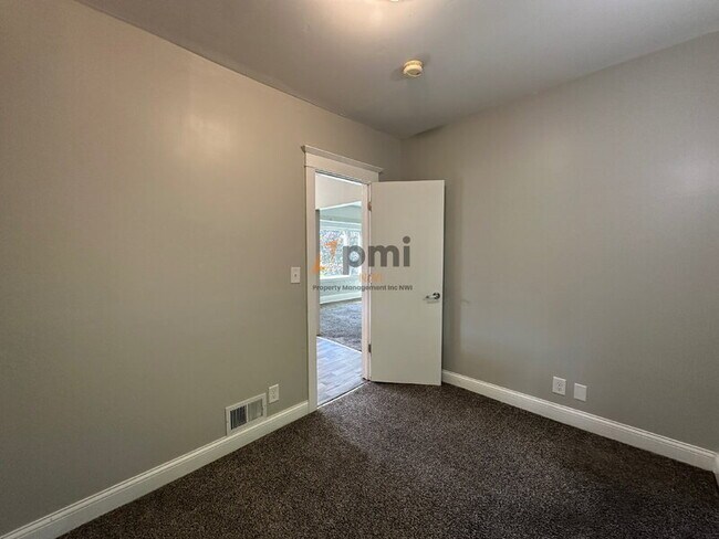 Building Photo - 2122 Elston St