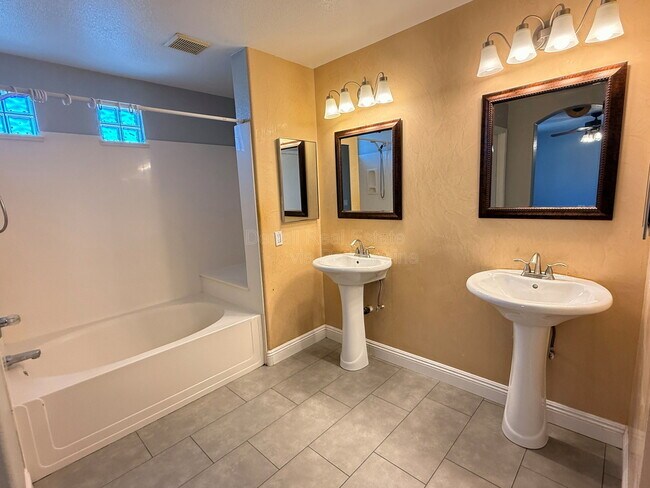 Building Photo - 6425 W Desert Hollow Dr