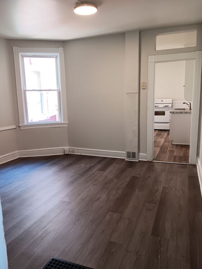 Building Photo - Charming 3BR Townhouse in Cabbage Hill - Section 8 Approved!