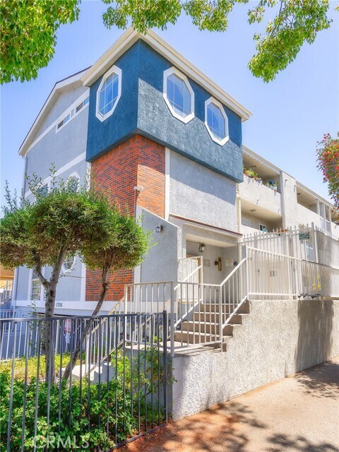Building Photo - 1706 Grismer Ave