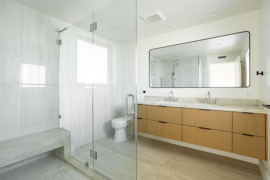 Building Photo - 456 N Poinsettia Pl