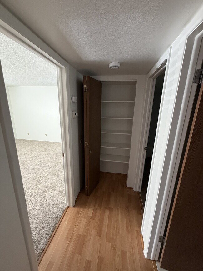 Building Photo - "Charming 1-Bedroom Condo Retreat with Fireplace and Washer and Dryer in Aurora's Apple Tree East...