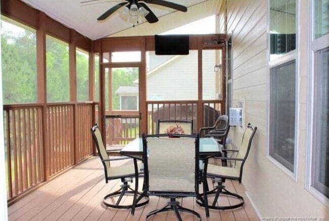 Building Photo - 1437 Vergeland Dr