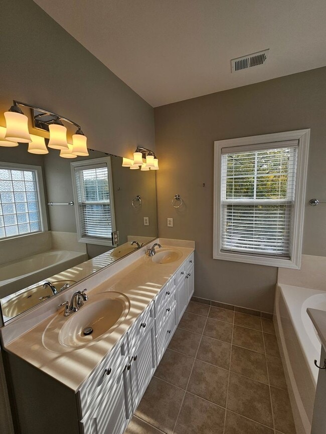 Building Photo - Welcome Home to Comfort and Style in North Charleston, SC!