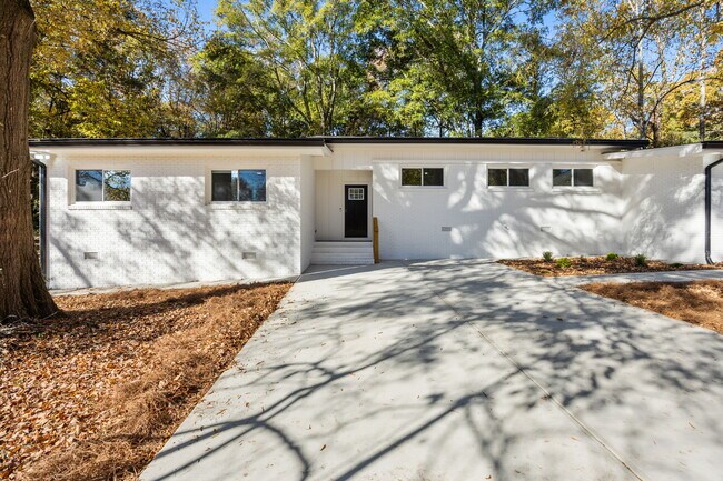 Building Photo - 8625 Cedarbrook Dr