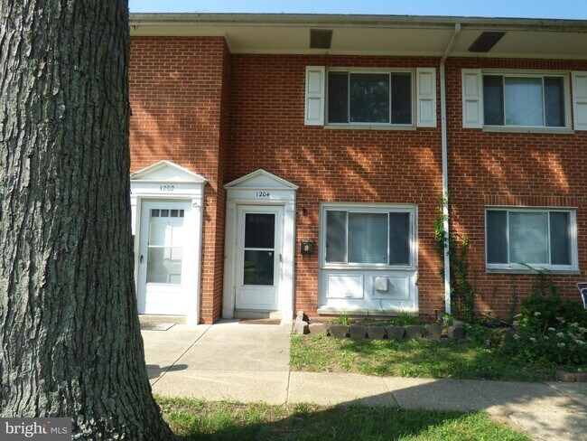 Building Photo - 1204 Westview Terrace