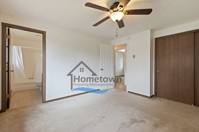 Building Photo - Great 3 Bedroom 2 Bath Duplex with Garage ...
