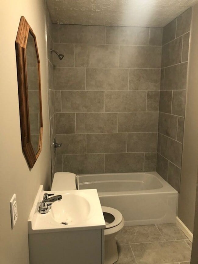 Building Photo - Renovated 3 Bedroom 1 Bath Home for Rent!