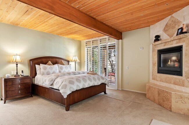 Building Photo - 525 Las Palmas Dr