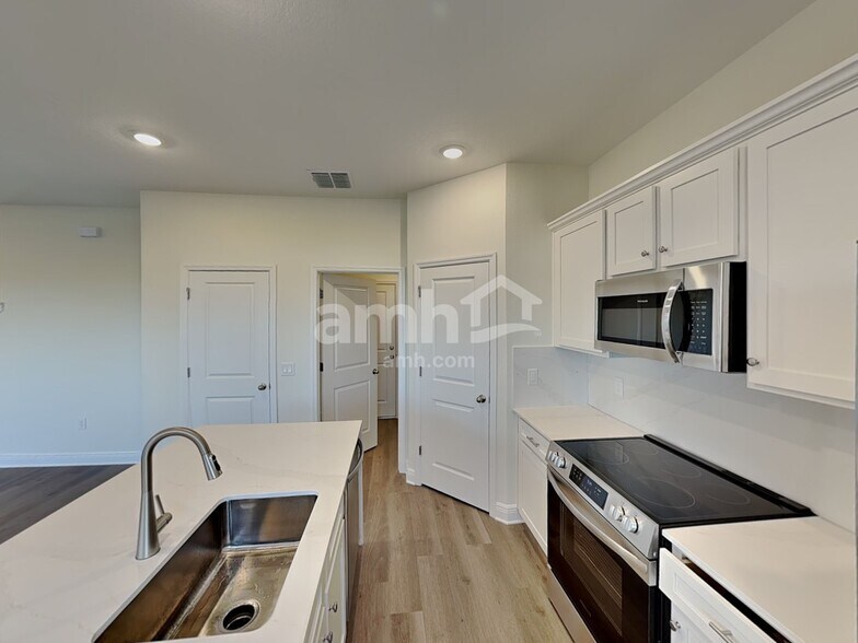 Building Photo - 5976 Sycamore Pl St