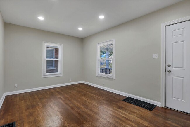 Building Photo - Newly Refreshed 3-Bed Bungalow with Bonus Sunroom & Finished Attic – Columbus Living!