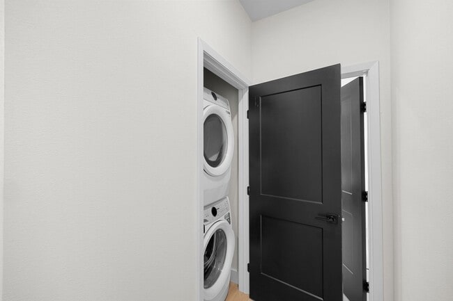 Building Photo - BRAND NEW 4 Bed/4 Bath Townhome Available for August Pre-Lease!