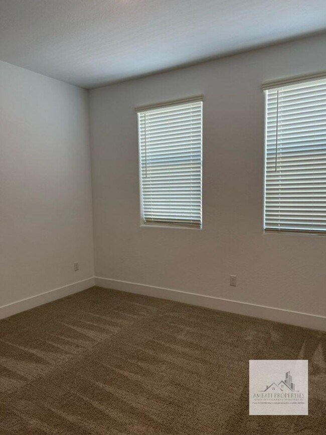 Building Photo - 2710 E Tamarind Dr