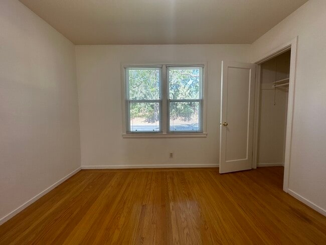 Building Photo - Cute 2 bed/1 bath Duplex in East Sac!!