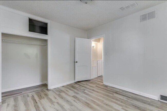 Building Photo - 2 Bedroom 1 Bath with attached garage. Move In ready Southeast Wichita