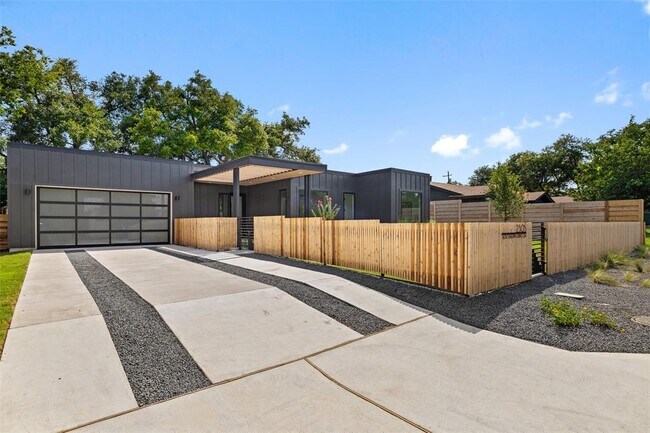 Building Photo - 2305 Southern Oaks Dr