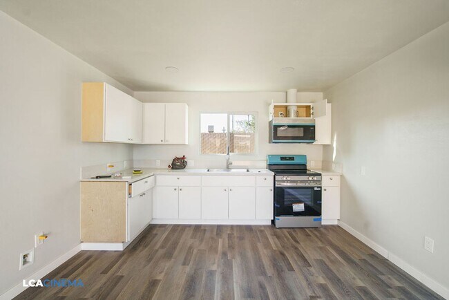 Building Photo - 627 Hood Dr