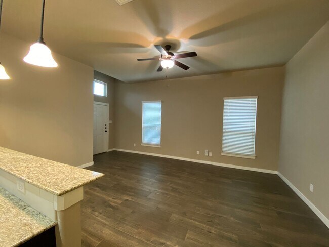 Building Photo - 3/2/2  Located between New Braunfels & Seguin / Fridge Included /  Fenced Backyard / CISD