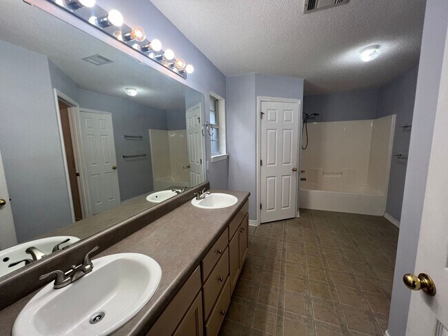 Building Photo - Pace - Spencer Oaks Landing - 4 bedroom, 2...