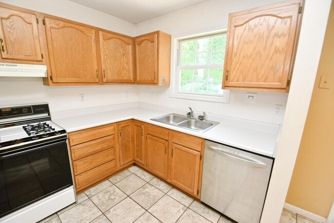 Building Photo - Newer South Bend IN home 10 mins from Notr...