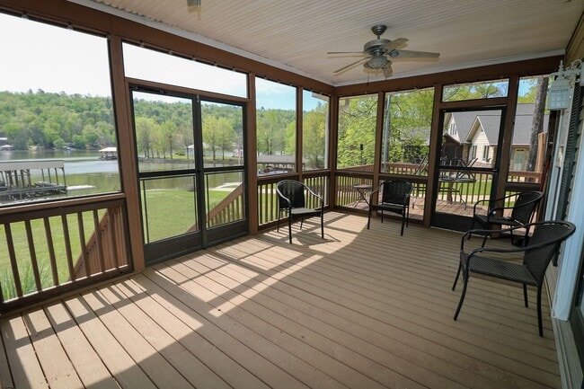 Building Photo - Wonderful Lake Home