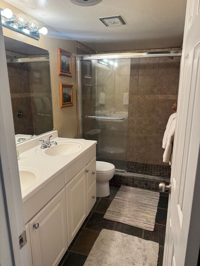 Building Photo - Spacious 2 Bed + Bonus Bedroom, 2 Bath Apa...