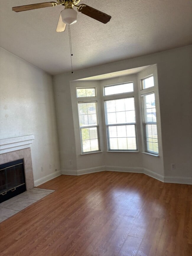 Building Photo - 2 WEEKS FREE RENT November Special