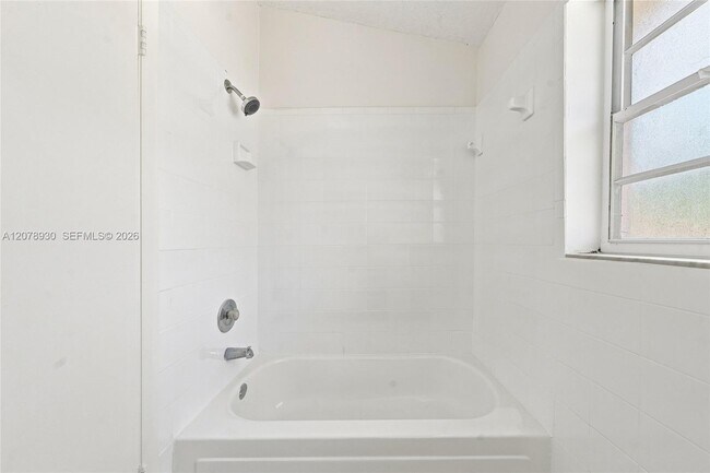 Building Photo - 402 NW 44th Ave