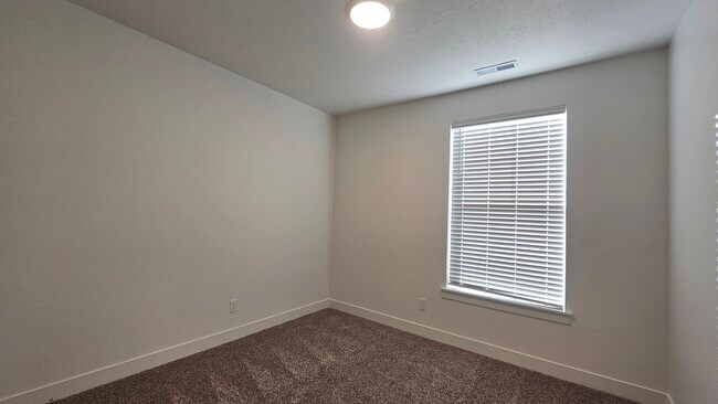 Building Photo - 13687 S Hanley Ln