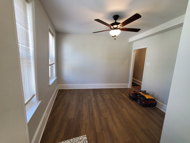 Kitchen seating area - 400 S Main St