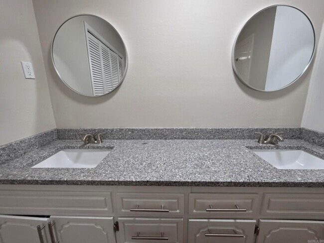 Building Photo - 3 Apache Dr