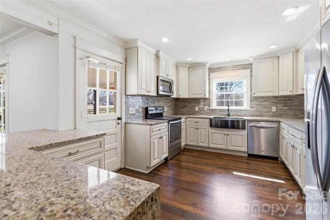 Building Photo - "Spacious 5-Bed, 3-Bath Sanctuary with 3,064 Sq Ft of Comfort in Waxhaw, NC!"